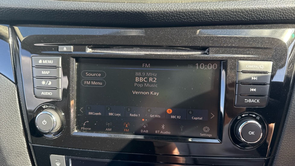 Nissan Qashqai 1.3 DiG-T N-Connecta 5dr Petrol Hatchback - Image 12