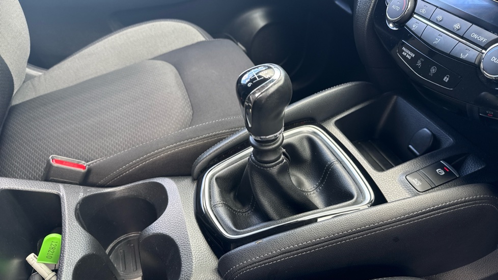 Nissan Qashqai 1.3 DiG-T N-Connecta 5dr Petrol Hatchback - Image 13