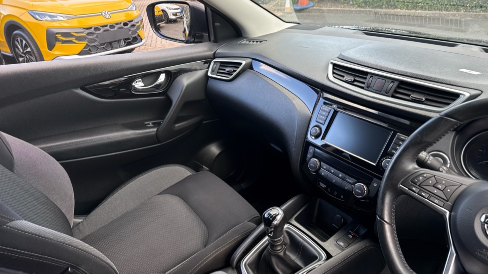Nissan Qashqai 1.3 DiG-T N-Connecta 5dr Petrol Hatchback - Image 14