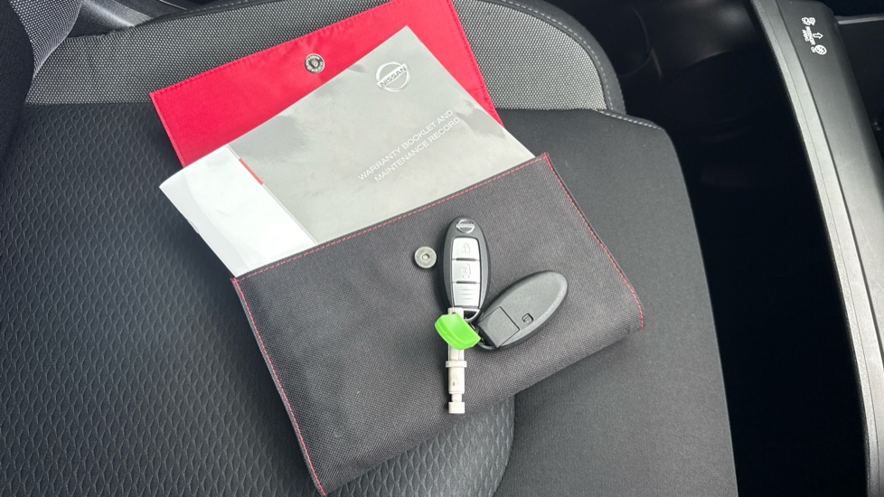Nissan Qashqai 1.3 DiG-T N-Connecta 5dr Petrol Hatchback - Image 19
