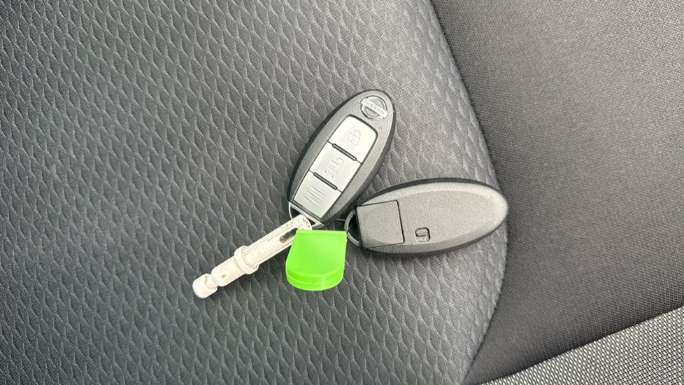 Nissan Qashqai 1.3 DiG-T N-Connecta 5dr Petrol Hatchback - Image 20