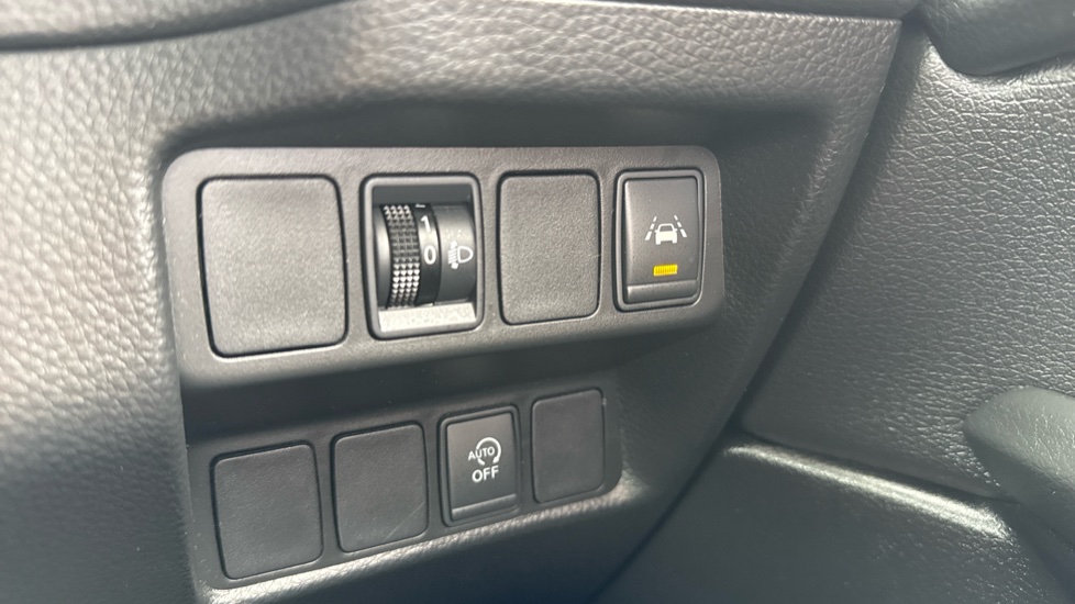 Nissan Qashqai 1.3 DiG-T N-Connecta 5dr Petrol Hatchback - Image 21