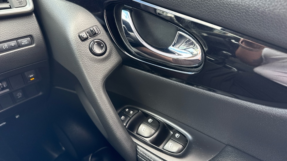 Nissan Qashqai 1.3 DiG-T N-Connecta 5dr Petrol Hatchback - Image 22