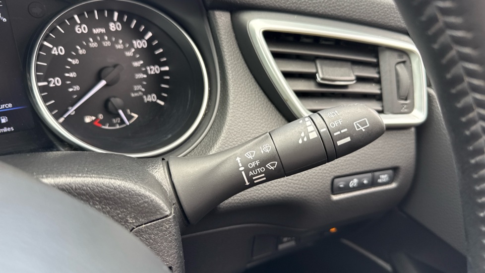 Nissan Qashqai 1.3 DiG-T N-Connecta 5dr Petrol Hatchback - Image 28