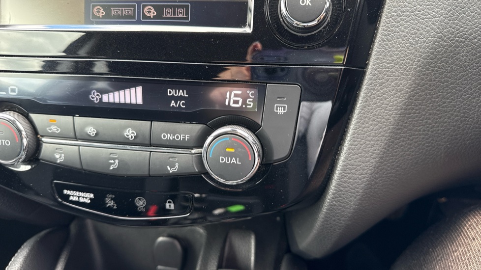 Nissan Qashqai 1.3 DiG-T N-Connecta 5dr Petrol Hatchback - Image 31
