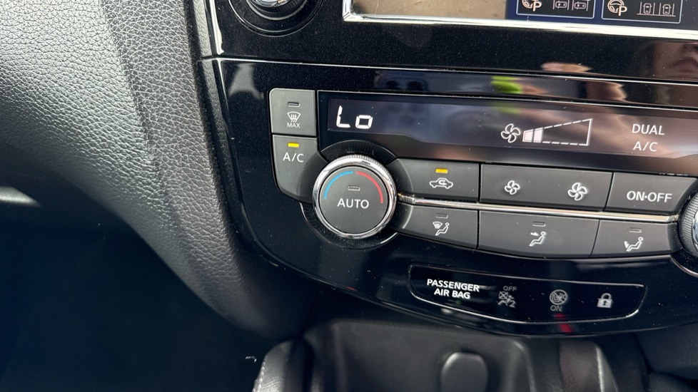 Nissan Qashqai 1.3 DiG-T N-Connecta 5dr Petrol Hatchback - Image 32