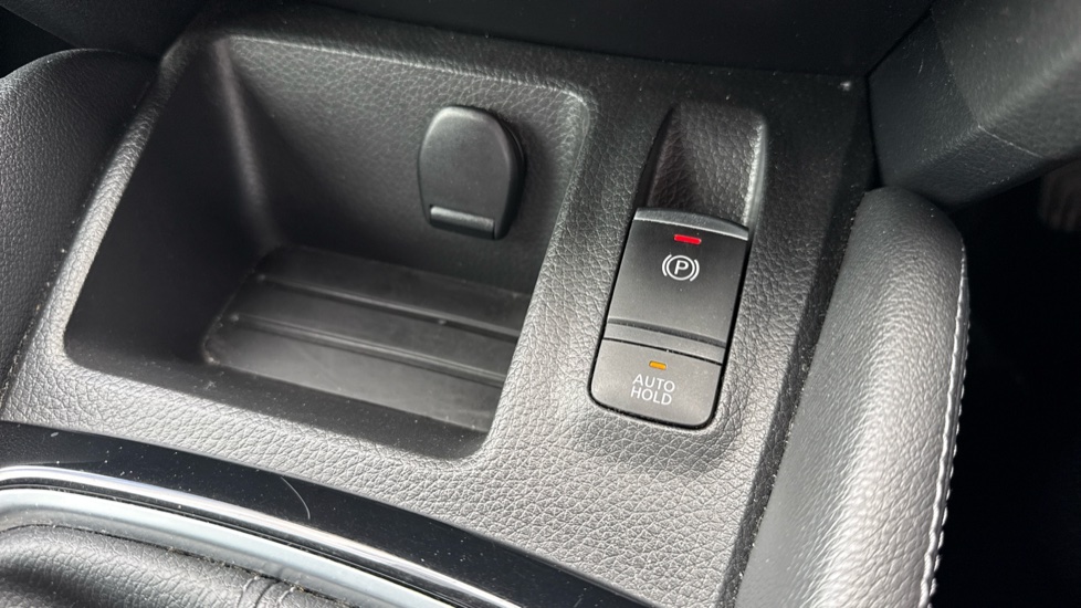 Nissan Qashqai 1.3 DiG-T N-Connecta 5dr Petrol Hatchback - Image 33