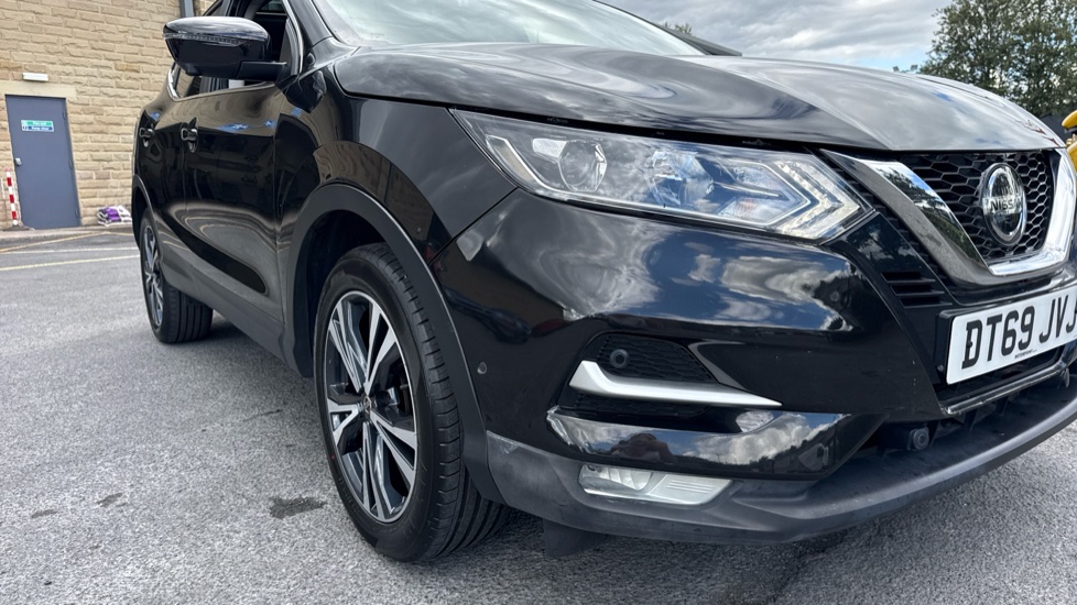 Nissan Qashqai 1.3 DiG-T N-Connecta 5dr Petrol Hatchback - Image 42