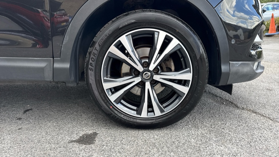 Nissan Qashqai 1.3 DiG-T N-Connecta 5dr Petrol Hatchback - Image 43
