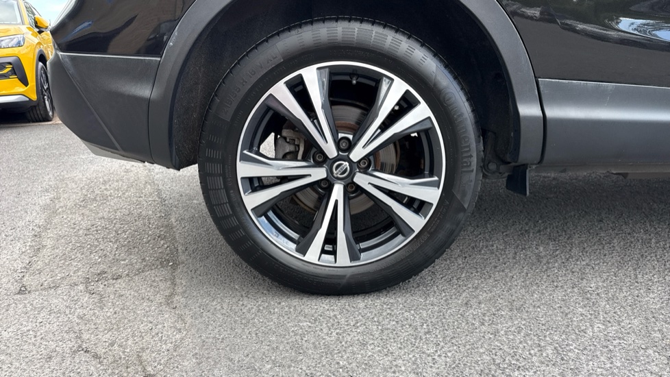 Nissan Qashqai 1.3 DiG-T N-Connecta 5dr Petrol Hatchback - Image 44