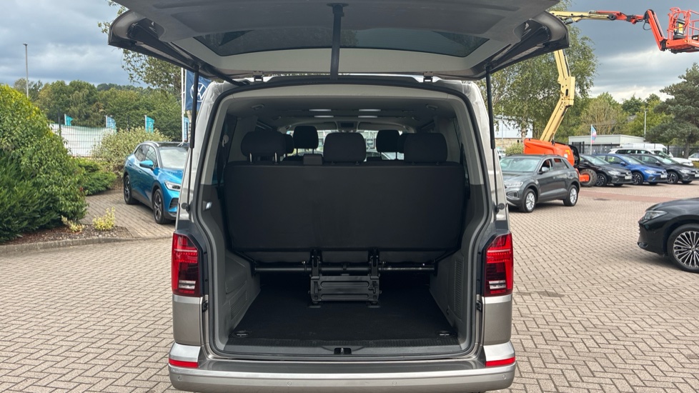 Volkswagen Transporter Shuttle T32 Swb Diesel 2.0 TDI 150PS SE Minibus DSG - Image 4