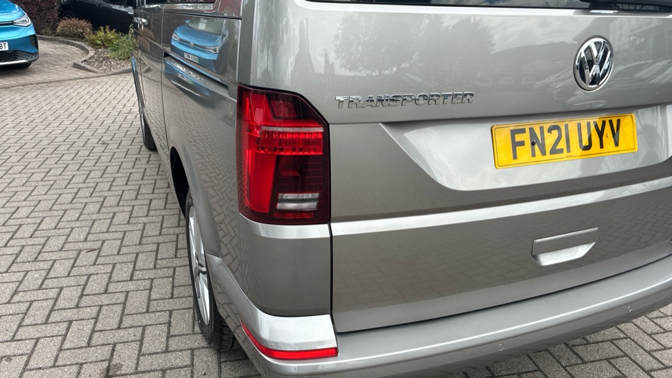 Volkswagen Transporter Shuttle T32 Swb Diesel 2.0 TDI 150PS SE Minibus DSG - Image 21