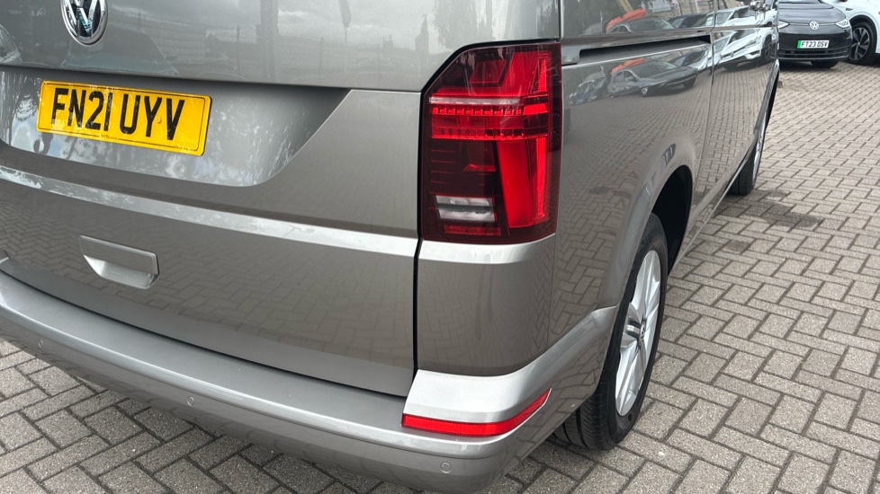 Volkswagen Transporter Shuttle T32 Swb Diesel 2.0 TDI 150PS SE Minibus DSG - Image 23