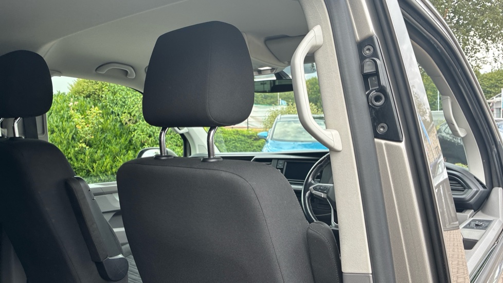 Volkswagen Transporter Shuttle T32 Swb Diesel 2.0 TDI 150PS SE Minibus DSG - Image 25