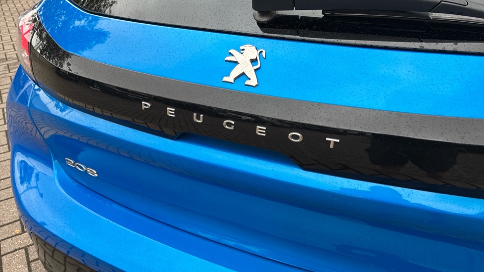 Peugeot 208 1.2 PureTech 130 Allure 5dr EAT8 Petrol Hatchback - Image 42