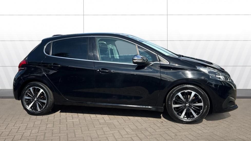 Peugeot 208 1.2 PureTech Allure Premium 5dr [Start Stop] Petrol Hatchback - Image 5
