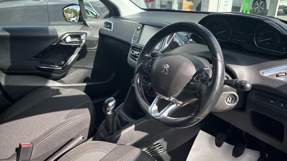 Peugeot 208 1.2 PureTech Allure Premium 5dr [Start Stop] Petrol Hatchback - Image 11