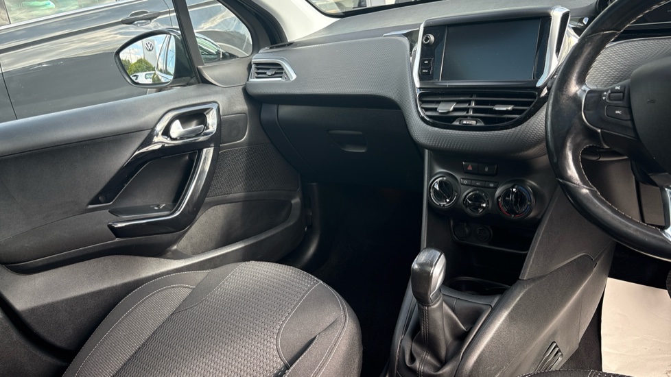 Peugeot 208 1.2 PureTech Allure Premium 5dr [Start Stop] Petrol Hatchback - Image 14