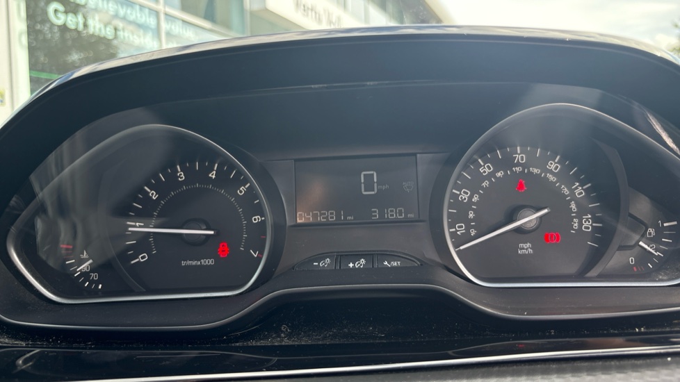Peugeot 208 1.2 PureTech Allure Premium 5dr [Start Stop] Petrol Hatchback - Image 18