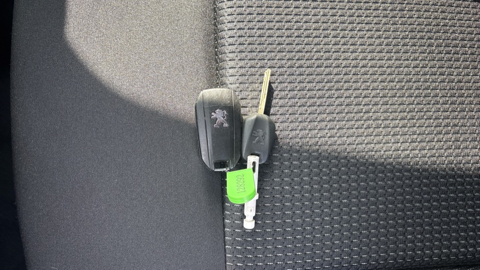 Peugeot 208 1.2 PureTech Allure Premium 5dr [Start Stop] Petrol Hatchback - Image 20