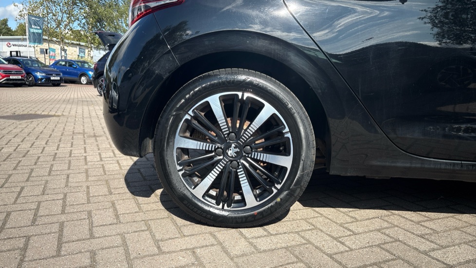 Peugeot 208 1.2 PureTech Allure Premium 5dr [Start Stop] Petrol Hatchback - Image 21