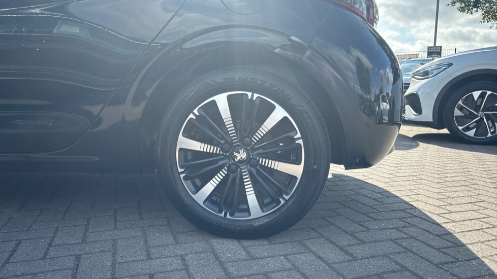 Peugeot 208 1.2 PureTech Allure Premium 5dr [Start Stop] Petrol Hatchback - Image 22