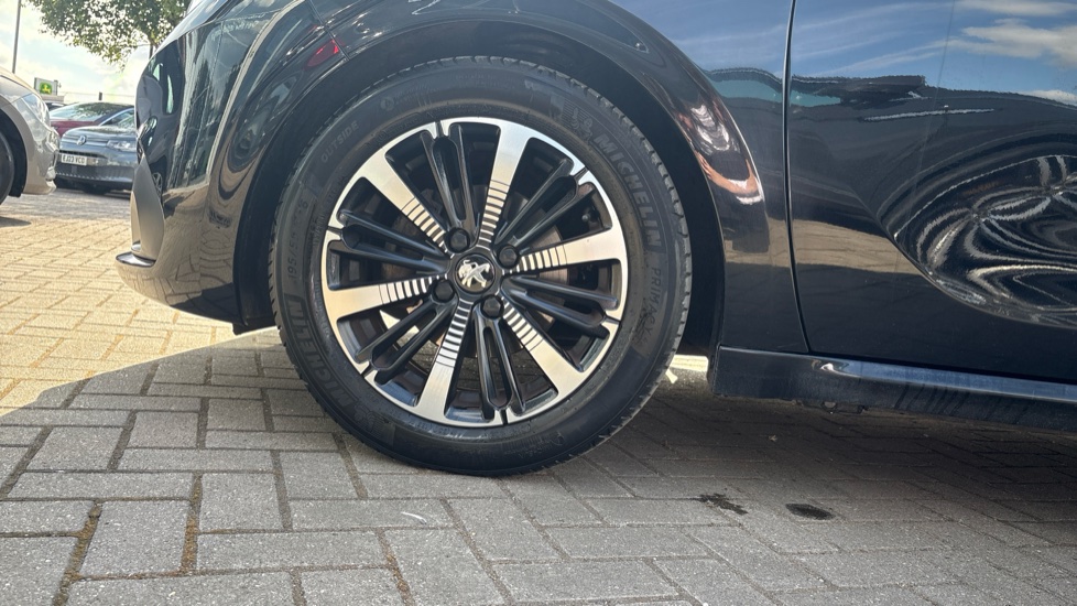 Peugeot 208 1.2 PureTech Allure Premium 5dr [Start Stop] Petrol Hatchback - Image 23