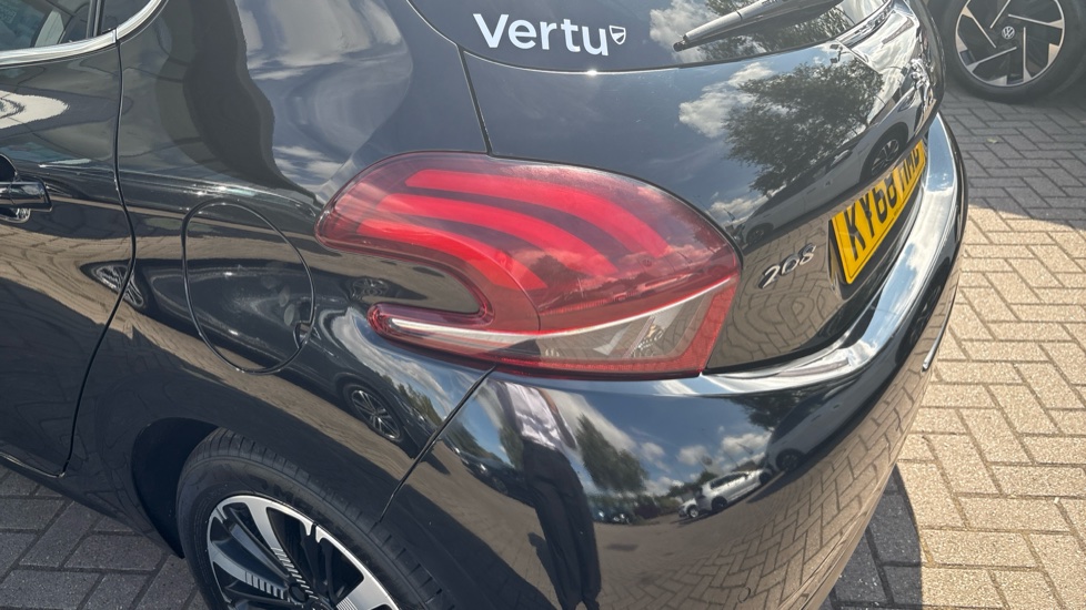 Peugeot 208 1.2 PureTech Allure Premium 5dr [Start Stop] Petrol Hatchback - Image 25