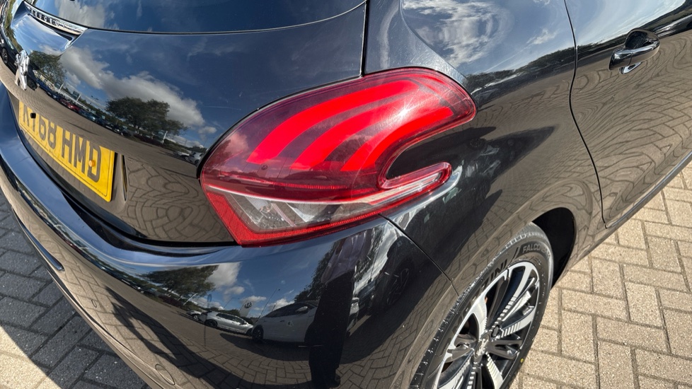 Peugeot 208 1.2 PureTech Allure Premium 5dr [Start Stop] Petrol Hatchback - Image 26