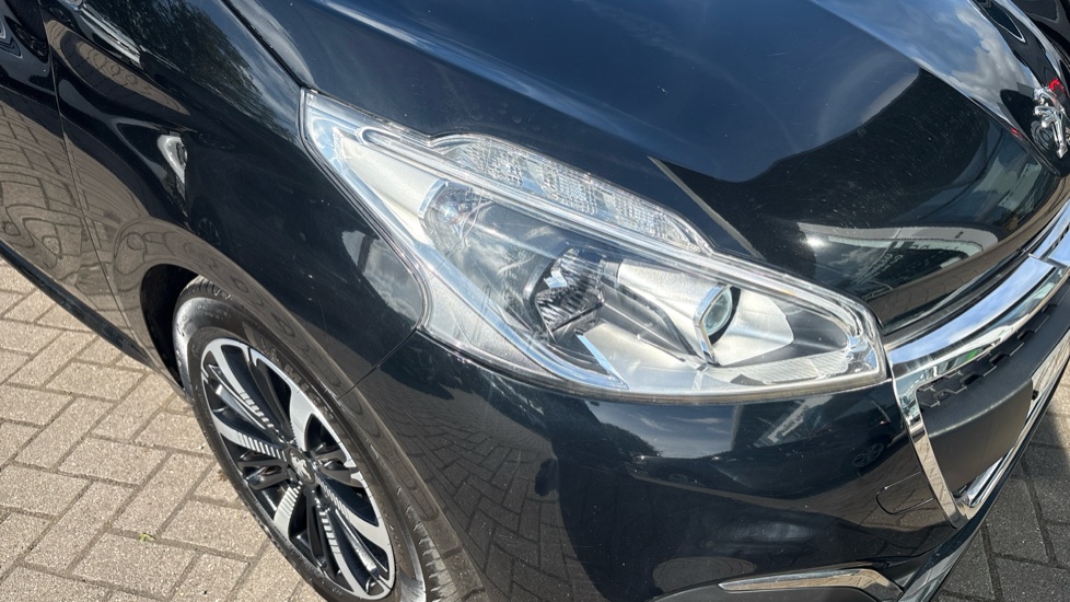 Peugeot 208 1.2 PureTech Allure Premium 5dr [Start Stop] Petrol Hatchback - Image 28