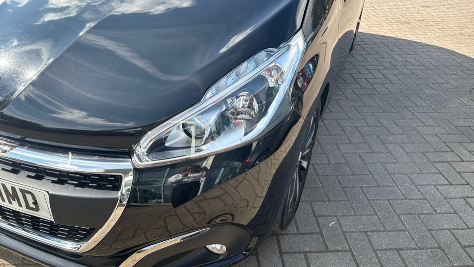Peugeot 208 1.2 PureTech Allure Premium 5dr [Start Stop] Petrol Hatchback - Image 29