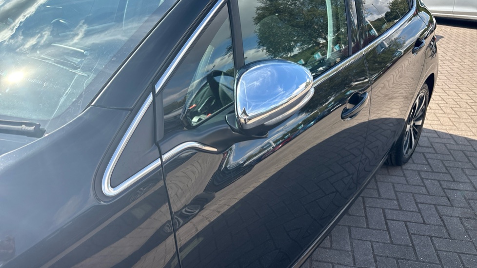 Peugeot 208 1.2 PureTech Allure Premium 5dr [Start Stop] Petrol Hatchback - Image 30
