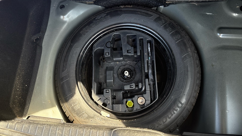 Peugeot 208 1.2 PureTech Allure Premium 5dr [Start Stop] Petrol Hatchback - Image 31