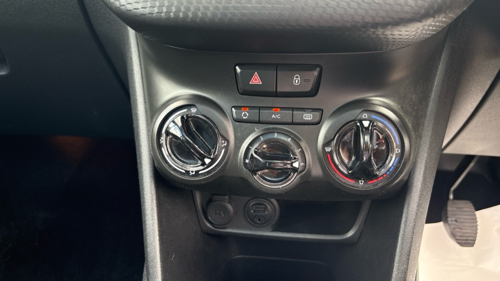 Peugeot 208 1.2 PureTech Allure Premium 5dr [Start Stop] Petrol Hatchback - Image 34