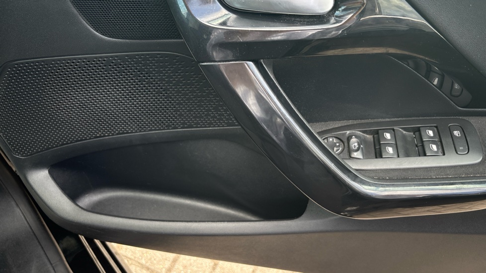 Peugeot 208 1.2 PureTech Allure Premium 5dr [Start Stop] Petrol Hatchback - Image 37