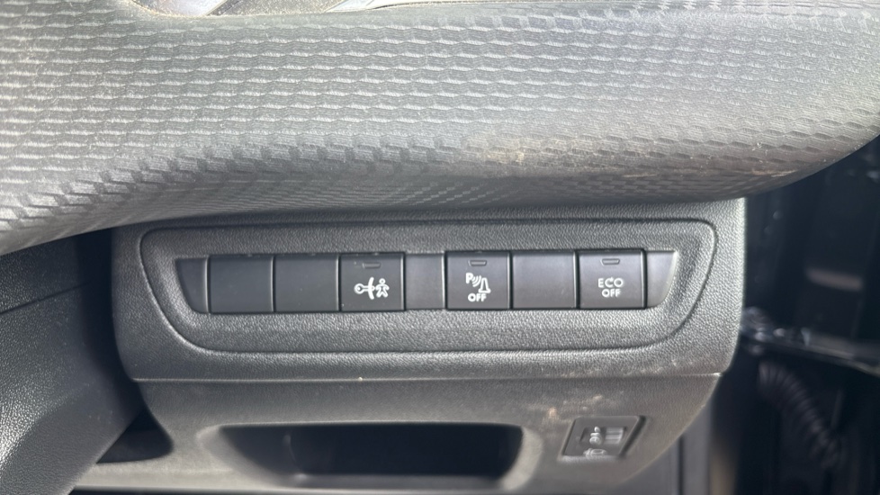 Peugeot 208 1.2 PureTech Allure Premium 5dr [Start Stop] Petrol Hatchback - Image 41