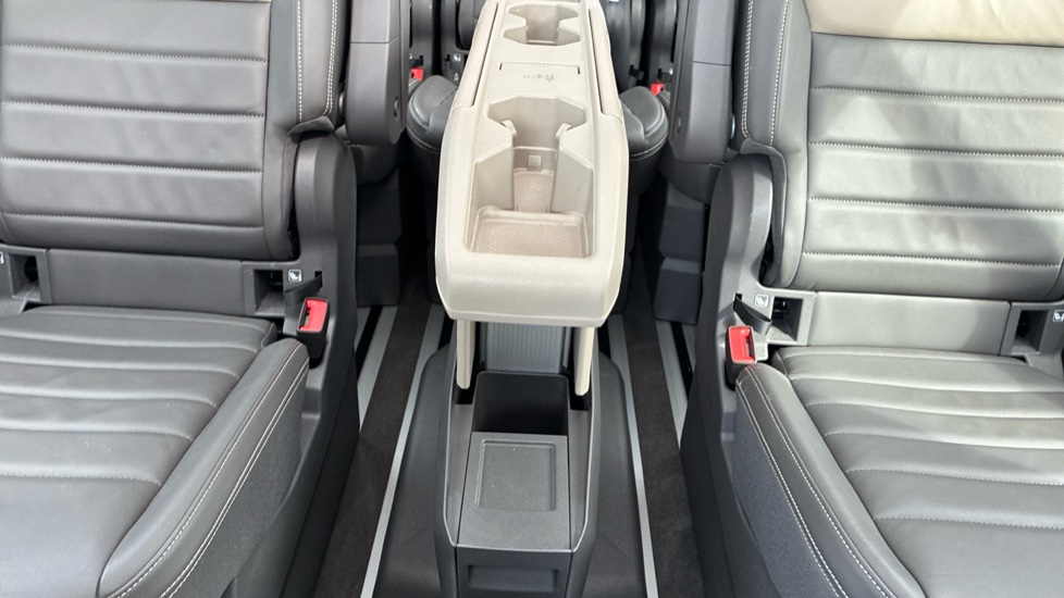 Volkswagen Multivan 1.4 TSI eHybrid Style 5dr LWB DSG Estate - Image 17