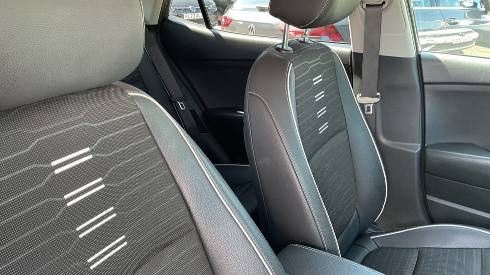 Kia Stonic 1.0T GDi 48V GT-Line 5dr Petrol Estate - Image 33