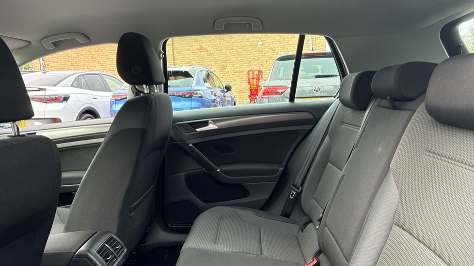 Volkswagen Golf 1.6 TDI SE [Nav] 5dr Diesel Hatchback - Image 16