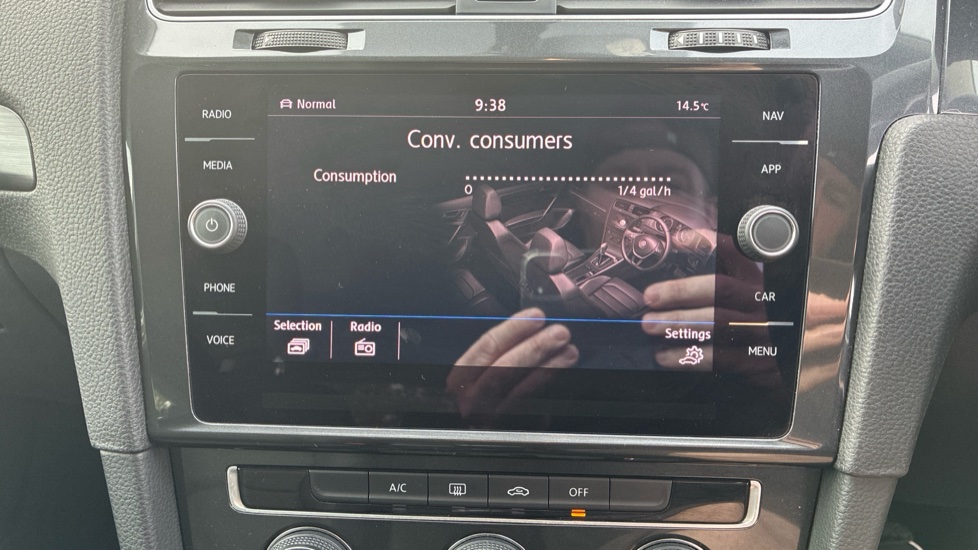 Volkswagen Golf 1.6 TDI SE [Nav] 5dr Diesel Hatchback - Image 25