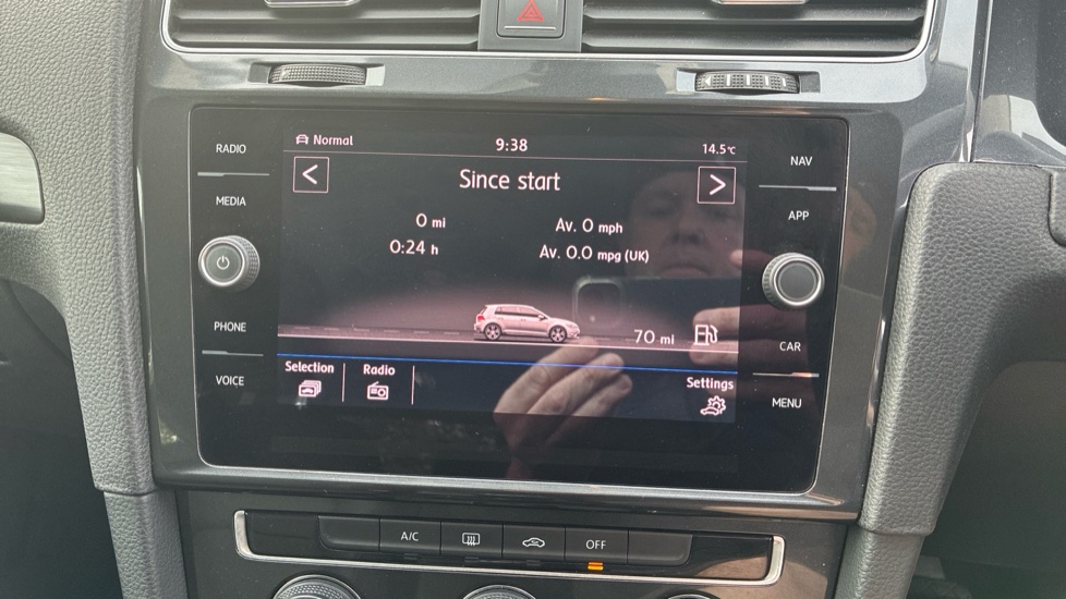 Volkswagen Golf 1.6 TDI SE [Nav] 5dr Diesel Hatchback - Image 26