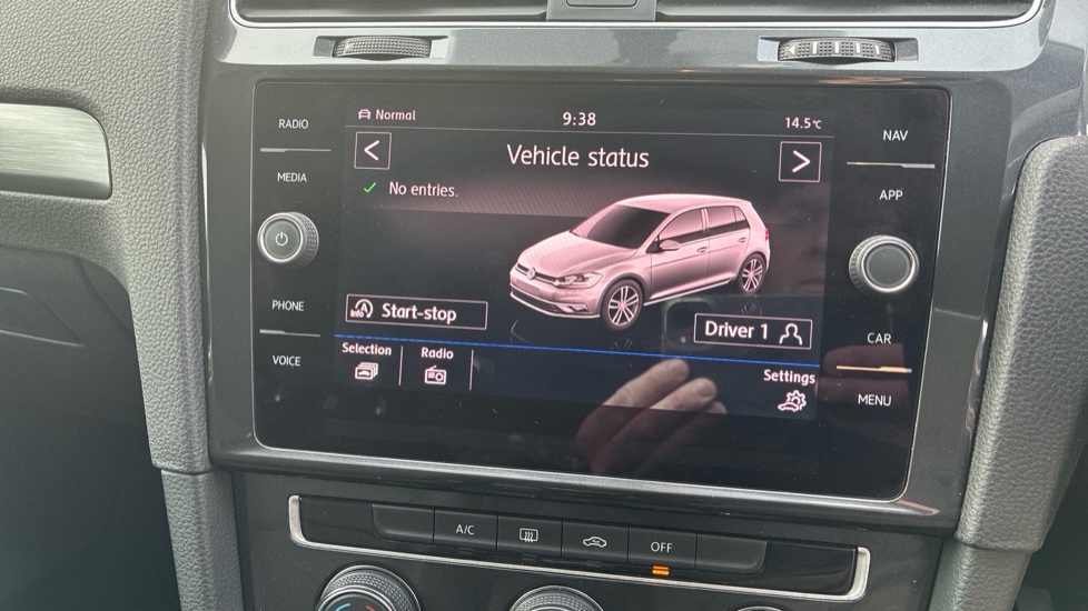 Volkswagen Golf 1.6 TDI SE [Nav] 5dr Diesel Hatchback - Image 28