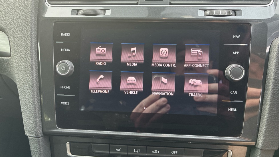 Volkswagen Golf 1.6 TDI SE [Nav] 5dr Diesel Hatchback - Image 29