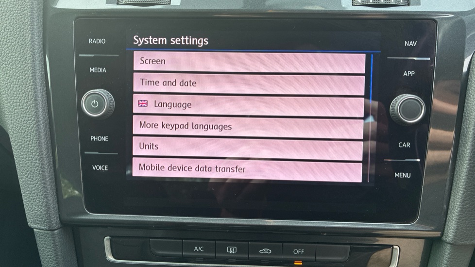 Volkswagen Golf 1.6 TDI SE [Nav] 5dr Diesel Hatchback - Image 30