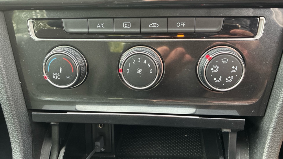 Volkswagen Golf 1.6 TDI SE [Nav] 5dr Diesel Hatchback - Image 31