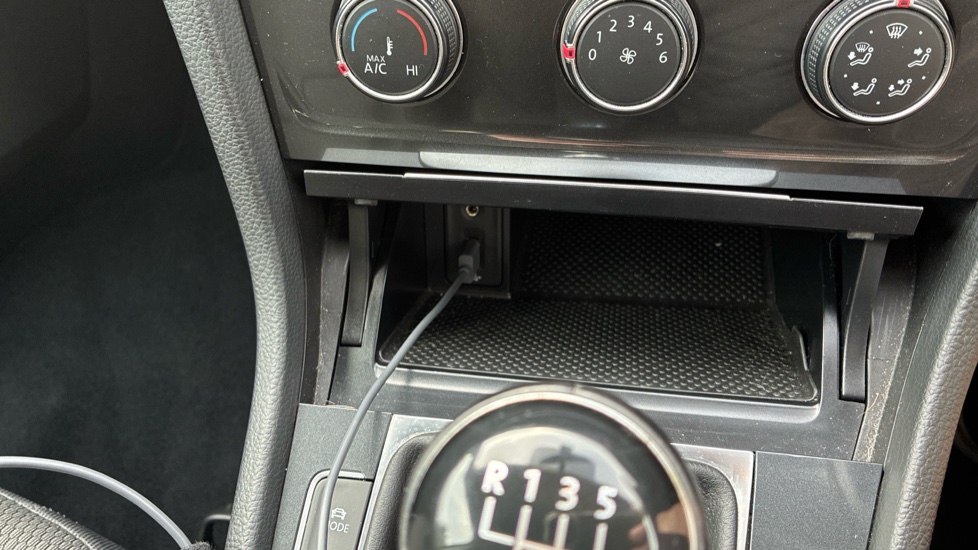 Volkswagen Golf 1.6 TDI SE [Nav] 5dr Diesel Hatchback - Image 38