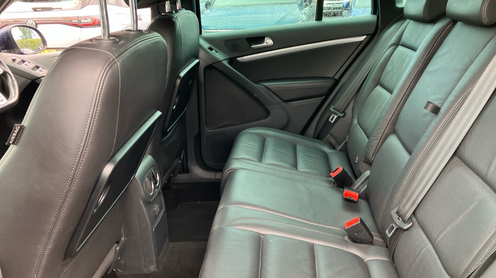Volkswagen Tiguan 2.0 TDi BlueMotion Tech R-Line Edition 150 5dr DSG Diesel Estate - Image 16