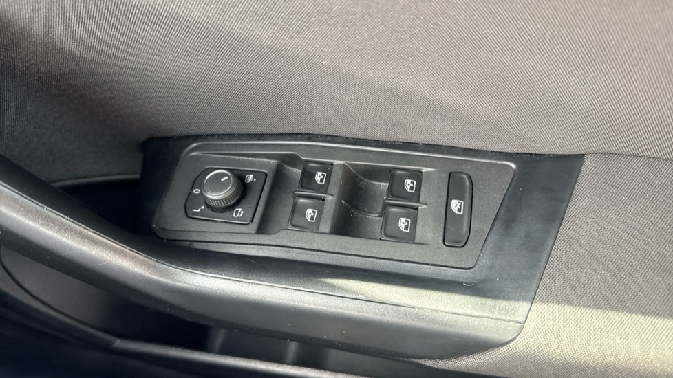 Volkswagen T-Roc 1.5 TSI EVO Design 5dr DSG Petrol Hatchback - Image 21