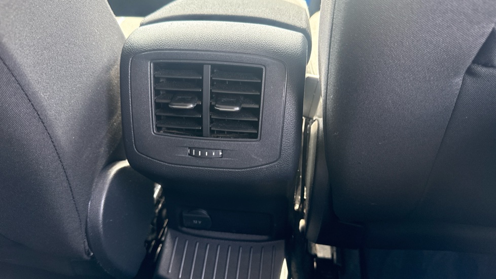 Volkswagen T-Roc 1.5 TSI EVO Design 5dr DSG Petrol Hatchback - Image 36