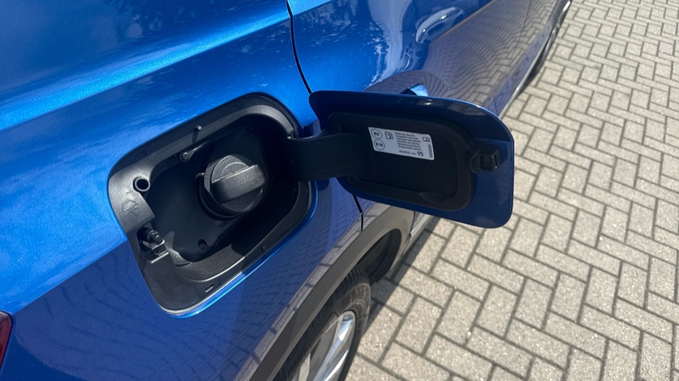 Volkswagen T-Roc 1.5 TSI EVO Design 5dr DSG Petrol Hatchback - Image 38